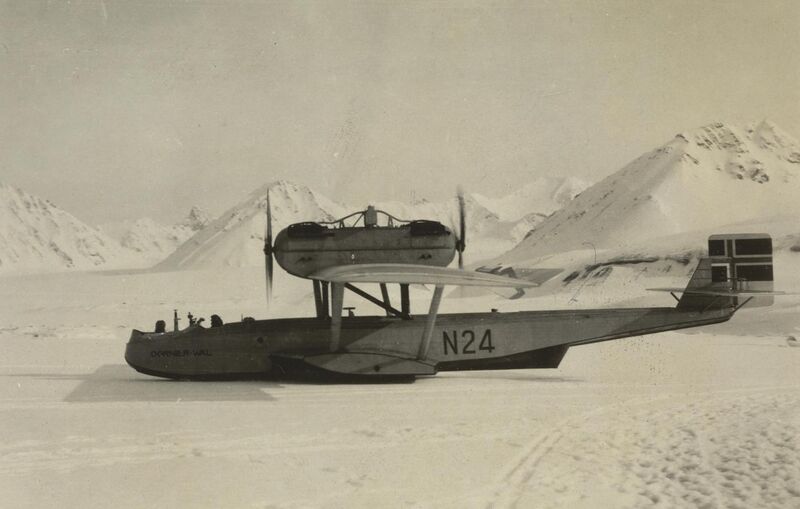 File:FMRA311. Dornier Wal-flyet, "N24" på isen i Ny-Ålesund - no-nb digifoto 20160412 00254 bldsa FMRA0311 (cropped).jpg