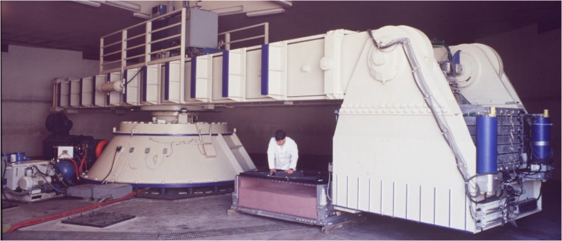 File:Geotechnical centrifuge at the University of California, Davis..png