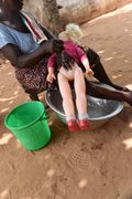 Technique traditionnelle à l'africaine de bain de bébé au Bénin.jpg