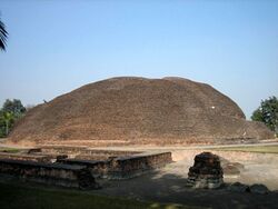 Buddha's cremation stupa, Kushinagar.jpg
