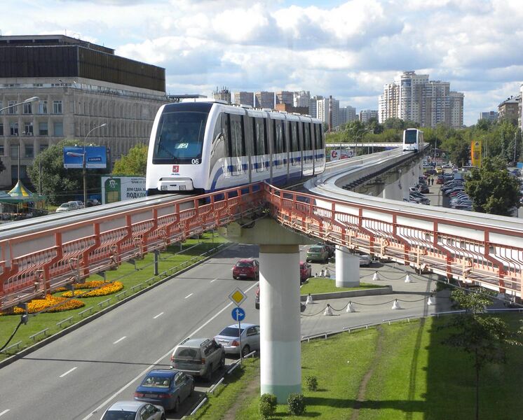 File:Monorail Moskau - Einfahrt in Station Telezentrum.jpg