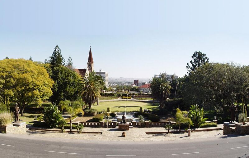 File:Parlamentsgärten, Windhoek.jpg