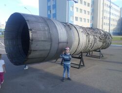 Двигатель НК-144 на постаменте у здания КАИ в г.Казани.jpg