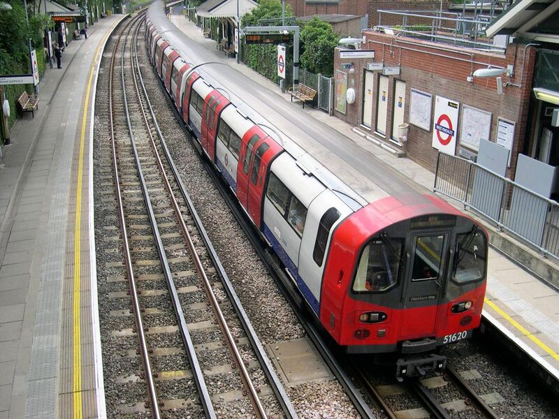 File:1995 stock at West Finchley.JPG