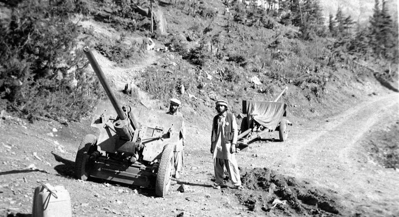 File:August 1984 - captured field guns in Jaji, Paktia.jpg