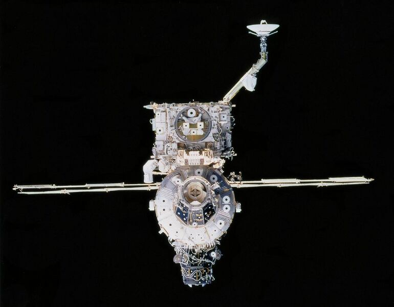File:ISS Unity and Z1 truss structure from STS-92.jpg