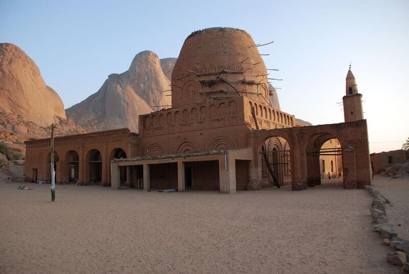 File:Khatmiyya Hasan tomb.jpg