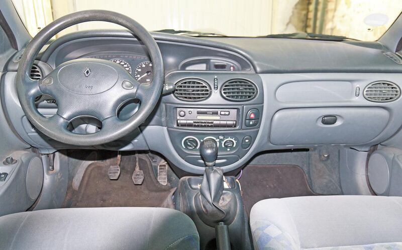 File:Renault Mégane 1gen inside 20120206.jpg