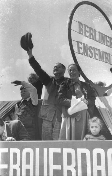 File:Bundesarchiv Bild 183-24300-0049, Bertolt Brecht und Helene Weigel am 1. Mai.jpg