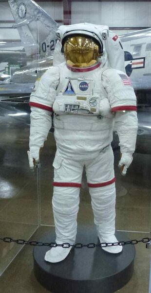 File:Hamilton Sundstrand space suit.jpg