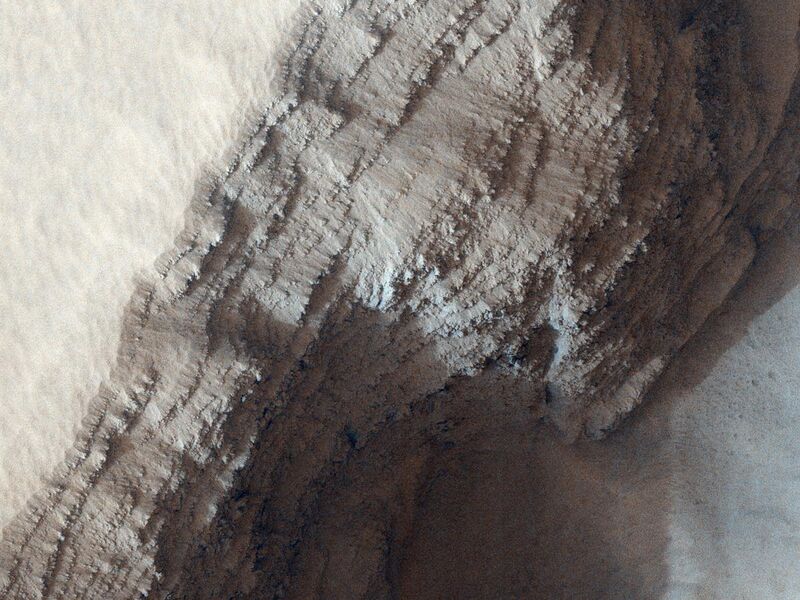 File:PIA13540 - Layers in Martian volcano Arsia Mons.jpg
