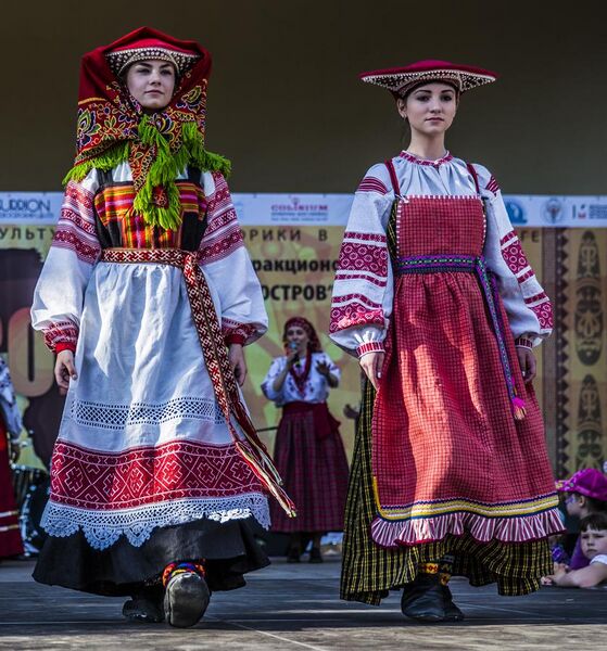 File:Traditional Russian Folk Costumes 02.JPG