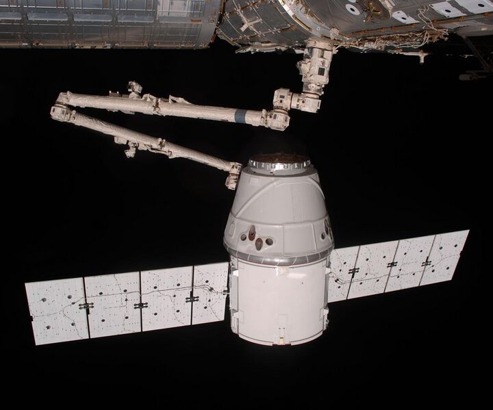 File:COTS2 Dragon is berthed.jpg