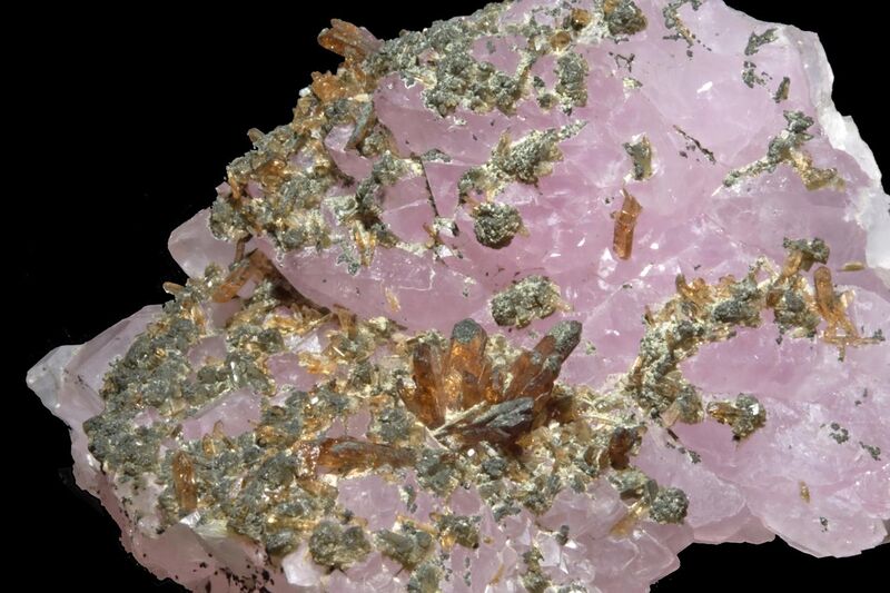 File:Éosphorite, zanazziite, quartz 7100.3804.jpg