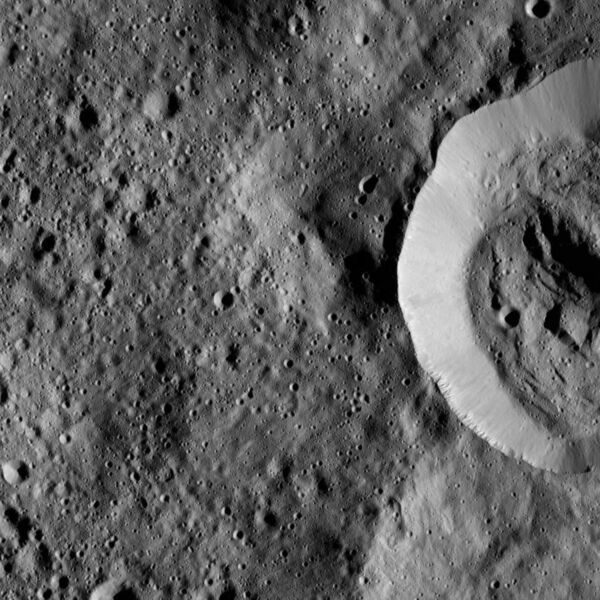 File:PIA20650-Ceres-DwarfPlanet-Dawn-4thMapOrbit-LAMO-image110-20160320.jpg