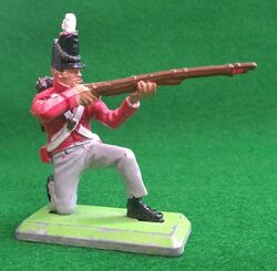 Britains Deetail Waterloo British Soldier - Kneeling (Playworn)