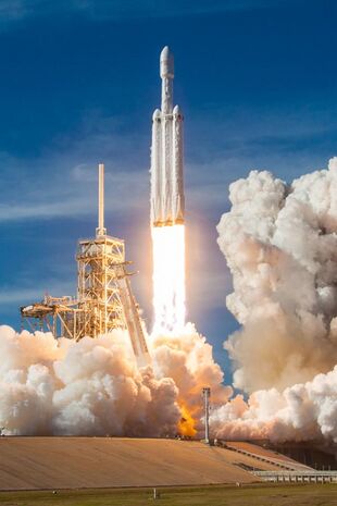 Falcon Heavy Demo Mission (39337245145).jpg