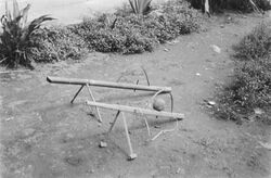 In beslag genomen wapens. Van bamboehout vervaardigde mortieren, Bestanddeelnr 464-5-2.jpg