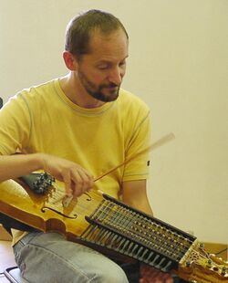 Marco Ambrosini mit der Nyckelharpa.jpg