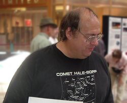 Astronomer Alan Hale at the Cosmic Carnival held at Cottonwood Mall in Albuquerque on Sept. 10th, 2005 (cropped).jpg