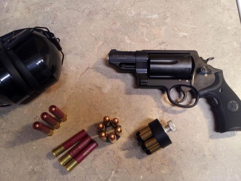 File:Smith and Wesson Governor with accessories.jpg