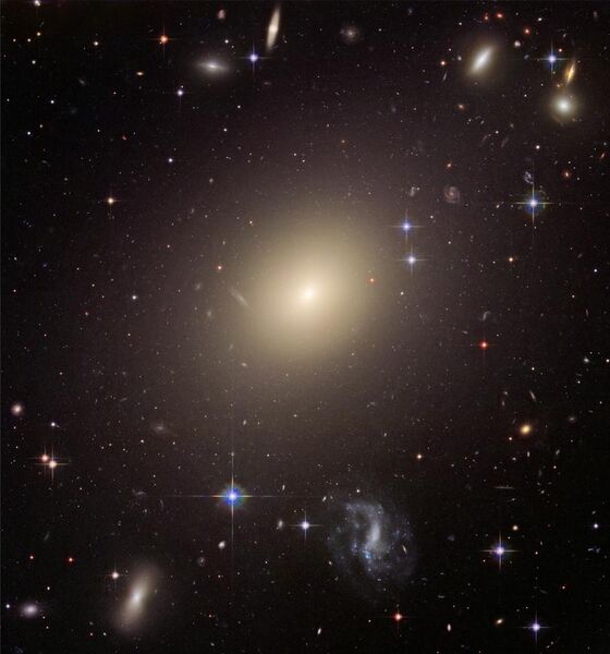 File:Abell S740, cropped to ESO 325-G004.jpg