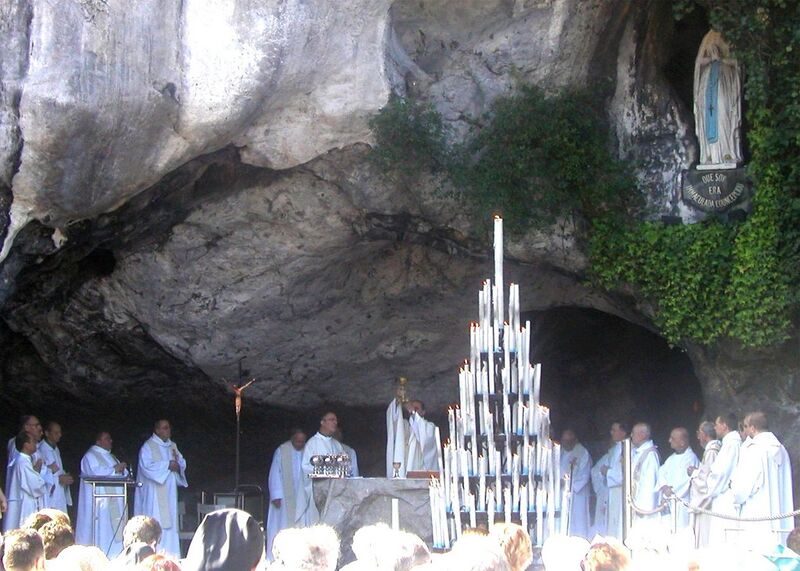 File:Mass at Lourdes.jpg