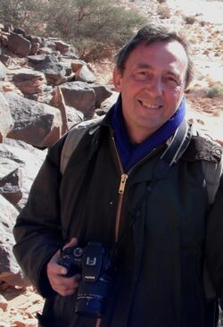 Professor Robert Foley,Wadi Mathendous, January 2011.jpg
