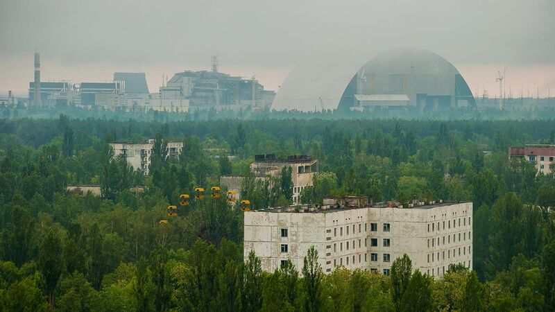 File:Центр города Припять на фоне 4 энергоблокаа ЧАЭС.jpg
