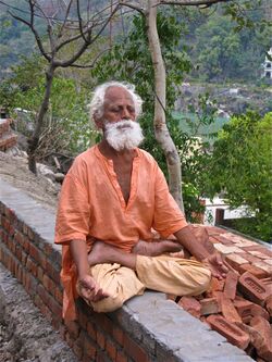 1 Sannyasi in yoga meditation on the Ganges, Rishikesh.jpg