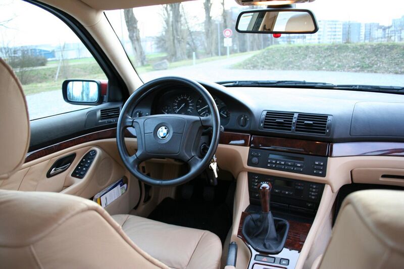 File:BMW E39 Touring (Montana beige Edelholz 1).JPG