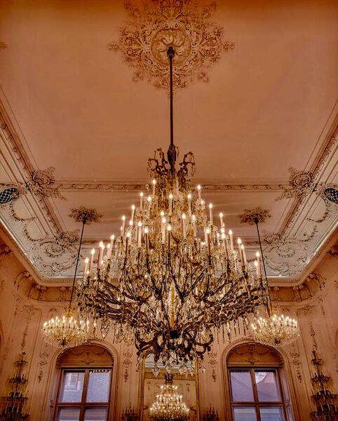File:Festetics Place - a spectacular chandelier.jpg