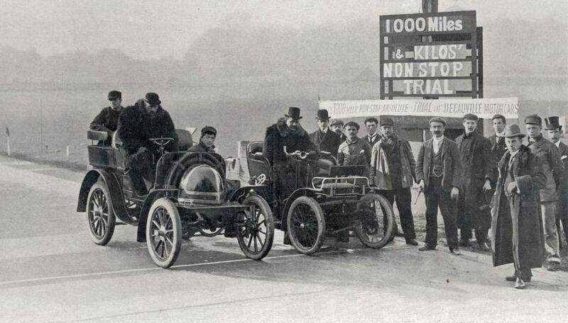 File:Les deux Decauville 5hp au départ des 'One Thousand Miles' de Londres, sur la piste de Crystal-Palace en avril 1900.jpg
