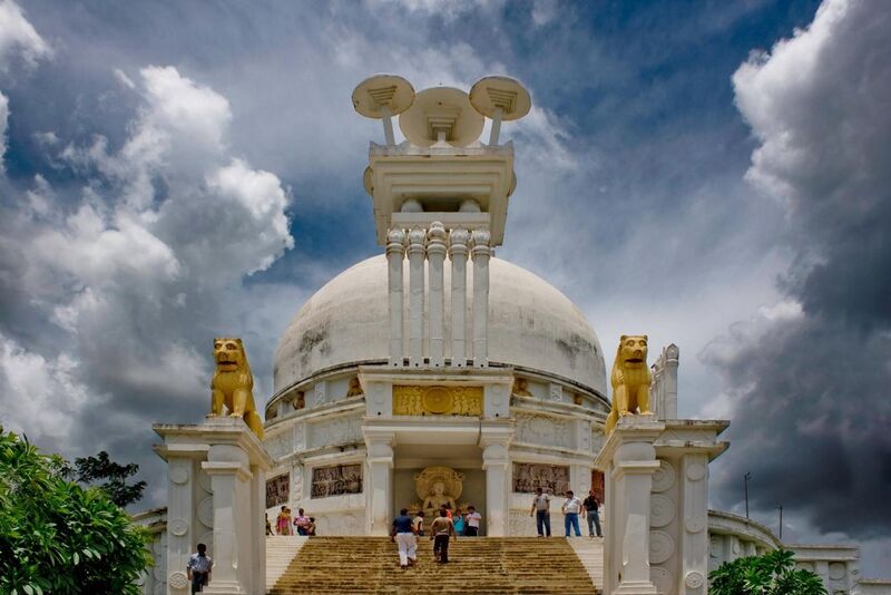 File:Dhauli-Giri-Shanti-Stupa-Bhubaneswar-Orissa.jpg