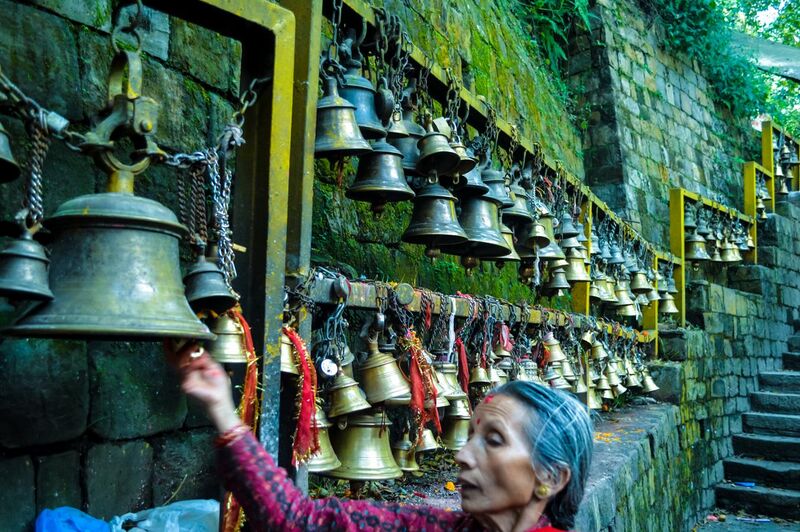File:Old mother and the old bells.JPG