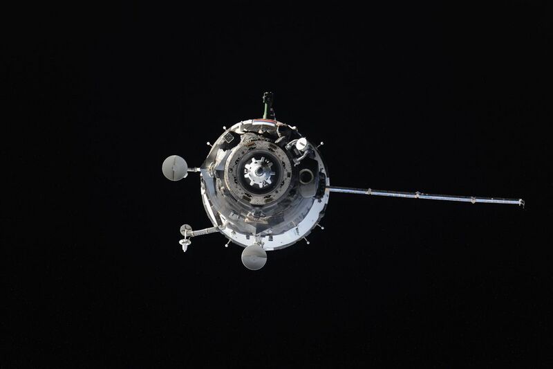 File:Soyuz TMA-14M approaches the ISS (d).jpg