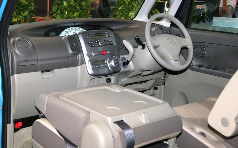 File:2nd generation Daihatsu Tanto interior.jpg