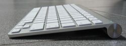 Apple-wireless-keyboard-aluminum-2007-side-view.jpg