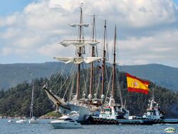 Juan Sebastián Elcano remolcado al muelle (14466143300).jpg