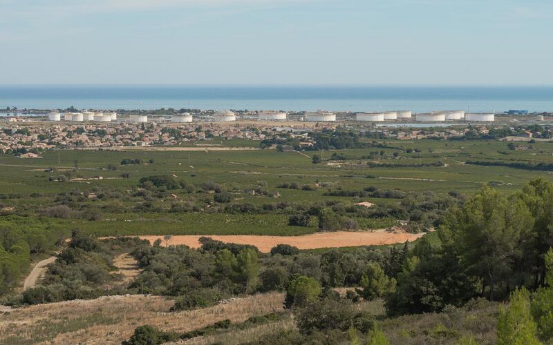 File:Oil depot, Frontignan, Hérault 01.jpg