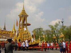 Phra Maha Phichai Ratcharot carried Bejaratana Rajasuda's royal urn.JPG