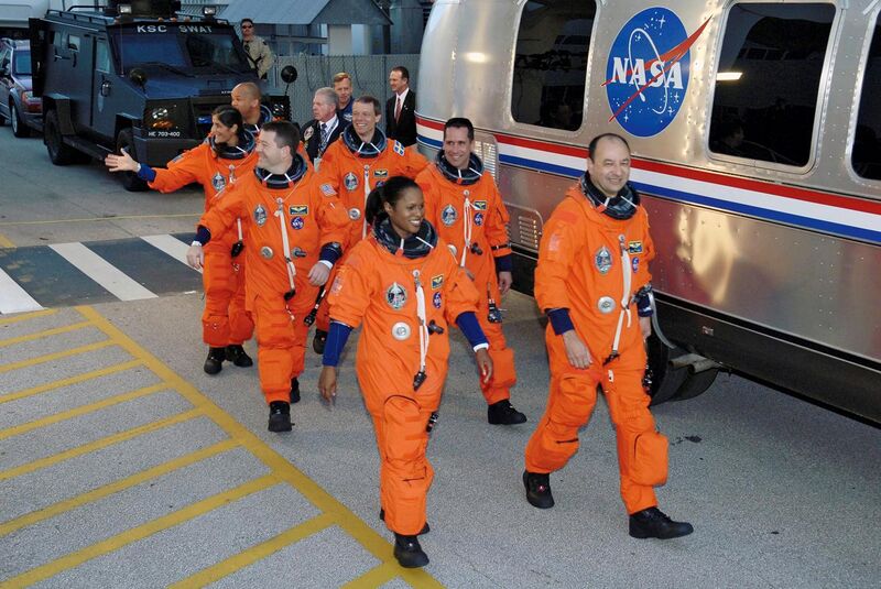 File:STS-116 Boarding (NASA STS116-S-006) 2006-Dec-09.jpg