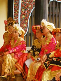Traditional minang costumes.jpg