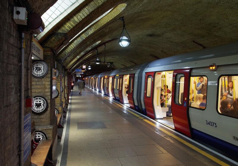 File:Baker Street tube station MMB 19 S Stock.jpg