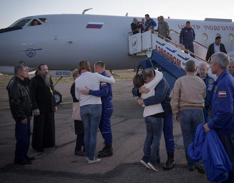 File:Expedition 57 Crew Returns to Baikonur (NHQ201810110007).jpg
