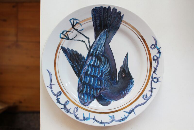File:Plate with a painting of a falling crow - 20110831.jpg