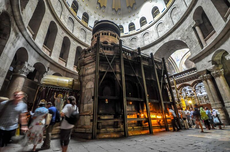 File:Aedicule which supposedly encloses the tomb of Jesus-LR1.jpg