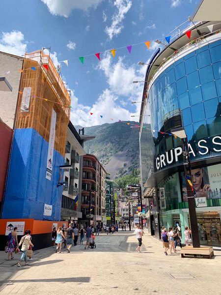 File:Andorra la Vella central street.jpg