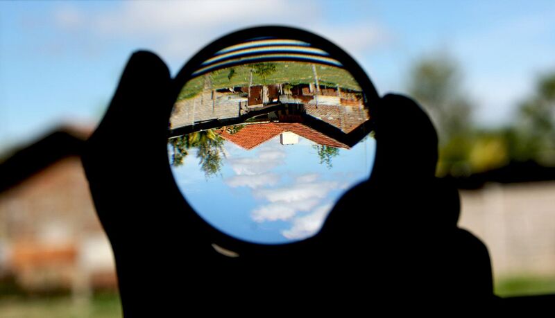 File:Convex lens (magnifying glass) and upside-down image.jpg