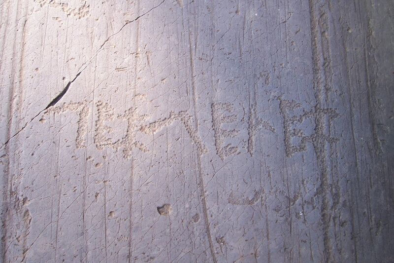 File:Iscrizione in alfabeto camuno - Parco di Naquane R 50 - Capo di Ponte (Foto Luca Giarelli).jpg